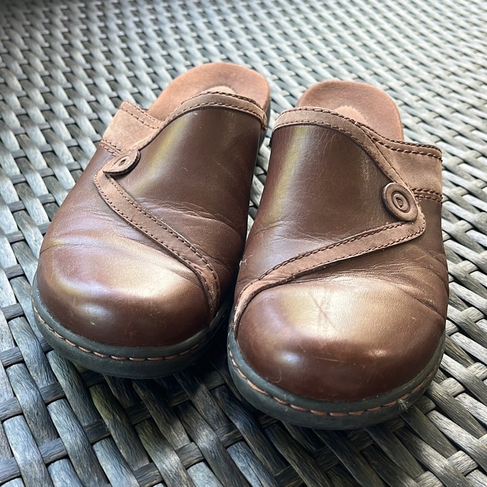 Brown woman’s Clarks shoes - Size 9 - Willing to consider offers!